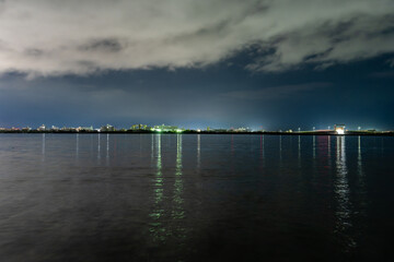 Fototapeta premium 曇天の河口夜景