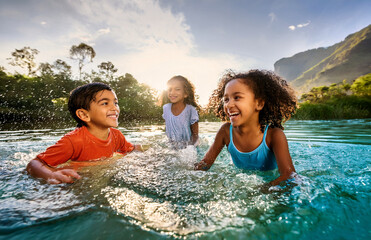 Obraz premium children playing in the water