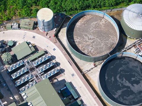 Aerial view of the Biogen Atherstone anaerobic digestion plant featuring large circular processing tanks and industrial cooling systems Atherstone, England, United Kingdom.