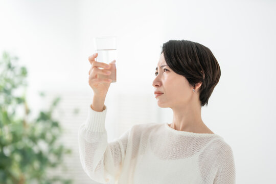 水を見る女性