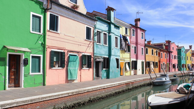 Isola di Burano, perla colorata della Laguna di Venezia belissime case di colore verde, rosa, blu, arancione, rosso e giallo