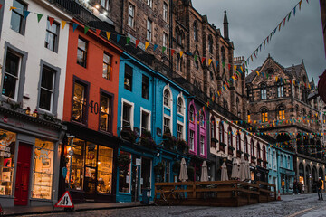 Fototapeta premium Atmospheric view of the historic Old Town architecture in Edinburgh, Scotland
