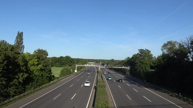 geringer Verkehr auf der Autobahn A61 nahe dem Bliesheimer Kreuz, Weilerswist, Nordrhein-Westfalen, Deutschland