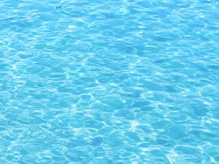 Obraz premium Bright blue water surface with light refraction and ripples