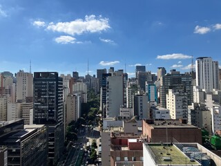 Obraz premium Paisagem urbana da Avenida 9 de Julho com edifícios e céu azul próximo à Avenida Paulista em São Paulo, Brasil, em 29 de maio de 2026