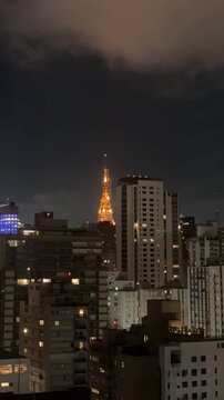 S&atilde;o Paulo, Brasil - 29 de maio de 2026: Timelapse da Torre C&aacute;sper L&iacute;bero e Torre da TV Gazeta da noite ao nascer do sol