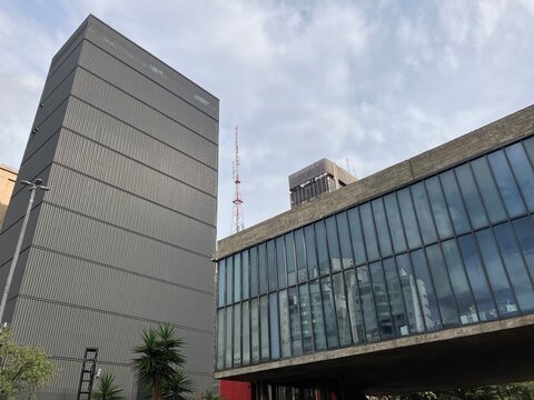 Novo edif&iacute;cio do MASP ao lado da estrutura vermelha do museu na Avenida Paulista em S&atilde;o Paulo, Brasil, em 24 de maio de 2026