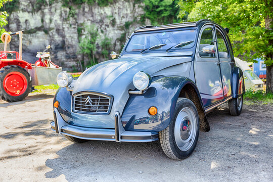 Citroen 2 CV auf einer Ausstellung alter Fahrzeuge in Schuld, Deutschland, 23.Mai 2026