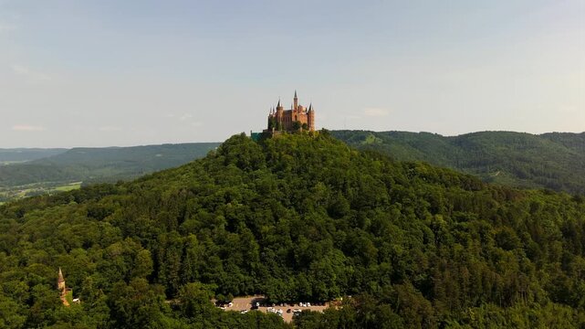 Cinematische Drohnenaufnahme der Hohenzollernburg bei Bisingen, Baden-Wuerttemberg, Deutschland. Beruehmtes Wahrzeichen, romantische Gipfelburg mit Natur, Geschichte und Kultur