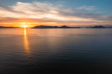 Obraz premium Evening aerial view of the Seto Inland Sea at sunset in Kagawa, Japan