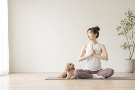 ヨガする日本人女性と寄り添う愛犬リラックスライフスタイル