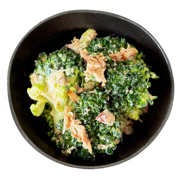 ブロッコリーのおかか和え 学校給食メニュー1個切り抜き。白背景和食副菜 (Broccoli salad with bonito flakes isolated. Side dish for school lunch)