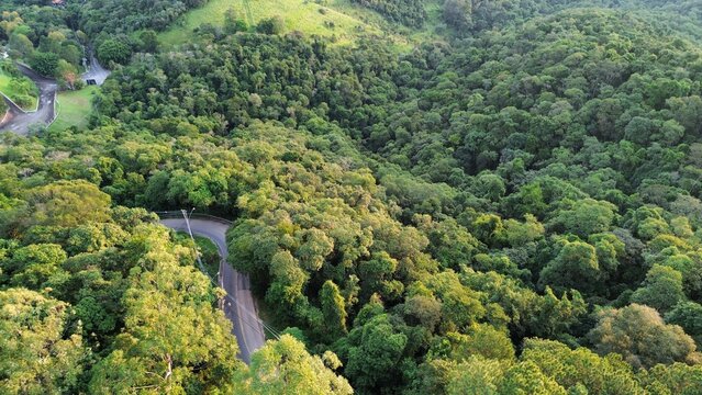 Uma estrada tur&iacute;stica em meio &agrave; floresta do bioma Mata Atl&acirc;ntica, na cidade de S&atilde;o Roque, interior do Estado de S&atilde;o Paulo, Brasil, em uma imagem a&eacute;rea obtida com drone.