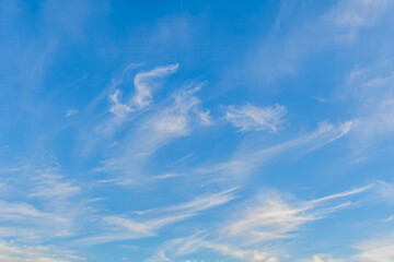 Obraz premium Cirrus Cloud Formations in the Blue Afternoon Sky