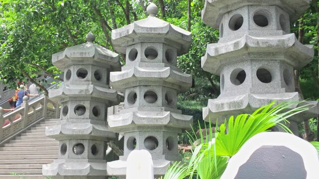 灯籠 ろうそく 石 階段 和風のお庭には欠かせない 石灯篭のお話 
