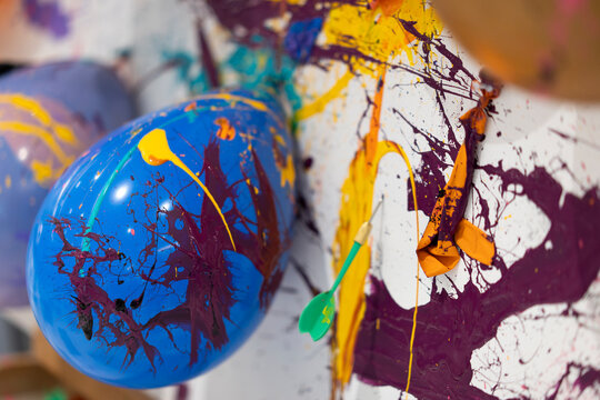 detalle de globo pegado a lienzo con pintura acr&iacute;lica salpicada y dardo