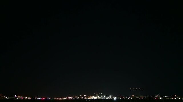 夜の福岡空港に着陸進入するエアバスA350 (2026年5月）