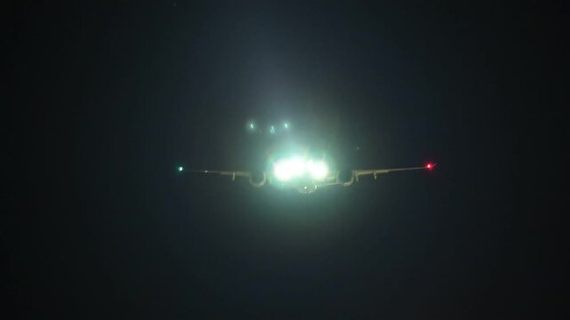 夜の福岡空港に着陸進入するエアバスA350 (2026年5月）