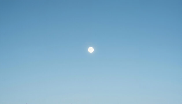 Vollmond am hellblauen Himmel bei Tageslicht am Tag