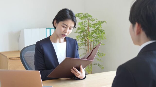 疑問を持ち面談をする女性
