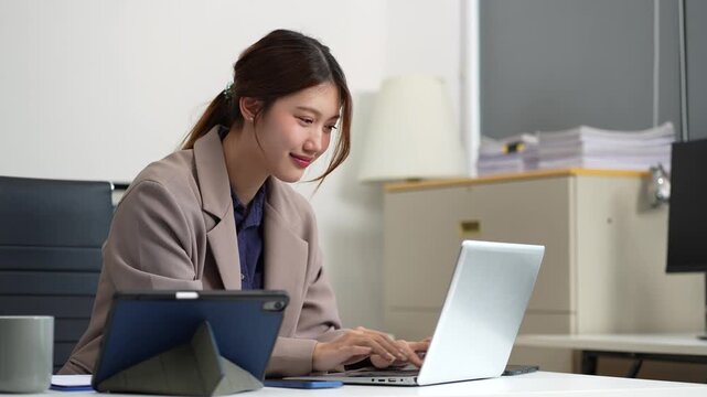 Business email marketing notification concept, Businesswoman use tablet and laptop receive message alert in the mailbox and transfer data at office.