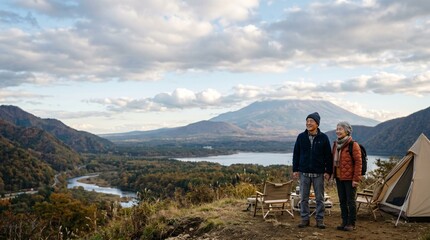 Fototapeta premium 広大な自然風景の中に佇む日本人シニア夫婦。 空と大地が広がる開放感あるアウトドアシーン。