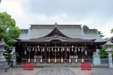 Obraz premium Traditional Japanese Shinto Shrine Building on a Rainy Day in Kitakyushu, Japan