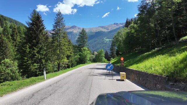 semaforo rosso strada lavori in corso 