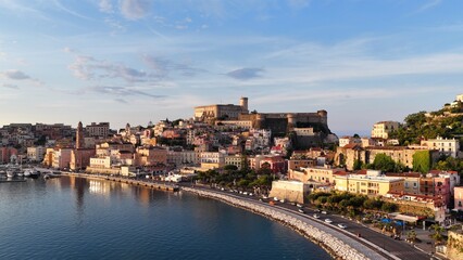 Obraz premium Gaeta Medievale, l'antico centro storico che affaccia sul golfo. Lazio, Italia. Vista aerea di Gaeta, località turistica Italiana. Risoluzione 4k. 