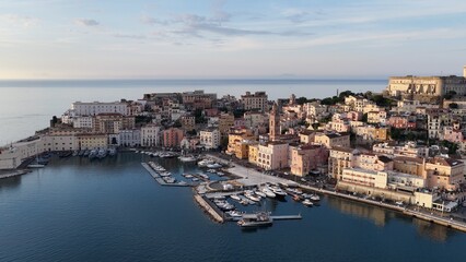 Obraz premium Gaeta Medievale, l'antico centro storico che affaccia sul golfo. Lazio, Italia. Vista aerea di Gaeta, località turistica Italiana. Risoluzione 4k. 