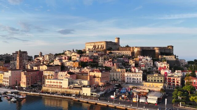 Gaeta Medievale, l'antico centro storico che affaccia sul golfo. Lazio, Italia.
Vista aerea di Gaeta, localit&agrave; turistica Italiana. Risoluzione 4k. 