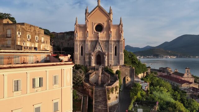 Gaeta Medievale, il tempio di San Francesco d'Assisi. Lazio, Italia.
Vista aerea di Gaeta, localit&agrave; turistica Italiana. Risoluzione 4k. 