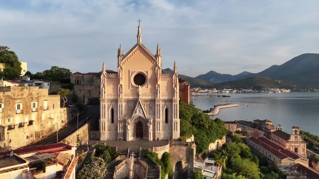 Gaeta Medievale, il tempio di San Francesco d'Assisi. Lazio, Italia.
Vista aerea di Gaeta, localit&agrave; turistica Italiana. Risoluzione 4k. 