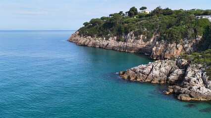 La costa rocciosa e il mare di Gaeta, Lazio, Italia. Vista aerea della scogliera a picco sul mare trasparente della costa laziale. Ripresa in 4K © ItalyDrones