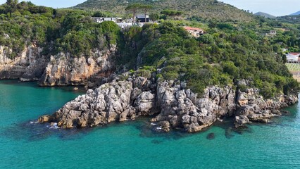 La costa rocciosa e il mare di Gaeta, Lazio, Italia. Vista aerea della scogliera a picco sul mare trasparente della costa laziale. Ripresa in 4K © ItalyDrones