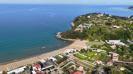 La costa rocciosa e il mare di Gaeta, Lazio, Italia. Vista aerea della scogliera a picco sul mare trasparente della costa laziale. Ripresa in 4K © ItalyDrones