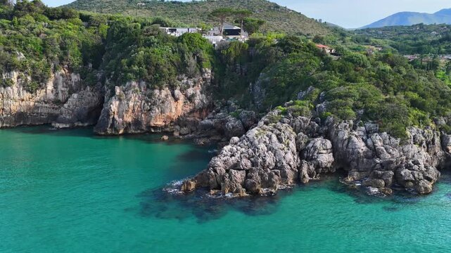 La costa rocciosa e il mare di Gaeta, Lazio, Italia.
Vista aerea della scogliera a picco sul mare trasparente della costa laziale. Ripresa in 4K