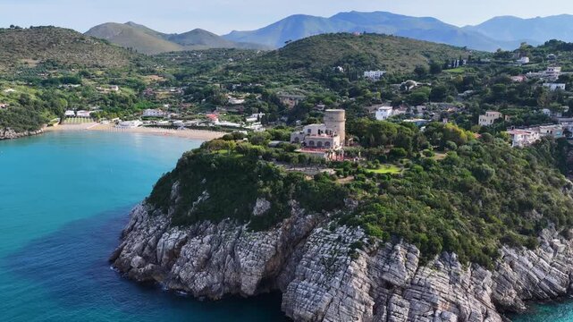 La costa rocciosa e il mare di Gaeta, Lazio, Italia.
Vista aerea della scogliera a picco sul mare trasparente della costa laziale. Ripresa in 4K
