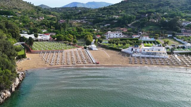 La costa rocciosa e il mare di Gaeta, Lazio, Italia.
Vista aerea della scogliera a picco sul mare trasparente della costa laziale. Ripresa in 4K