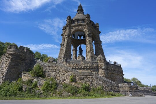Monumentale steinerne Struktur unter einem klaren, blauen Himmel, Kaiser-Wilhelm-Denkmal an der Porta Westfalica, Barkhausen, Ostwestfalen-Lippe, Nordrhein-Westfalen, Deutschland