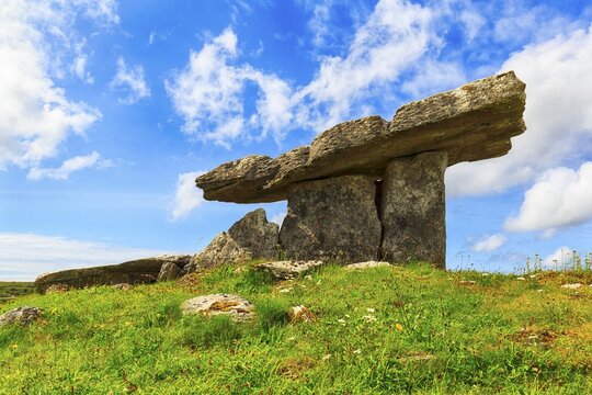 Poulnabrone-Dolmen, Poll na Br&oacute;n, Portal-Dolmen from the New Stone Age, Megalithic facility in Burren National Park, County Clare, Ireland