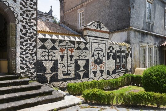 Detailaufnahme einer alten Mauer mit aufw&auml;ndigen Mosaikmustern in einem historischen Geb&auml;ude, ehemaliges Klosters, Convento de Santa Cruz, Mata Nacional do Bu&ccedil;aco, National-Wald von Bussaco, Bucaco, Mealhada, Beira Litoral, Portugal