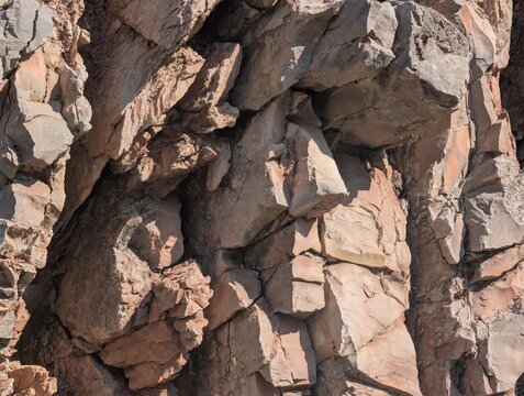Dettaglio ravvicinato di una formazione rocciosa con blocchi angolari e texture naturali