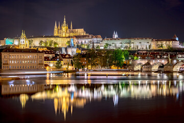 Obraz premium Prague Castle and Charles Bridge Illuminated at Night