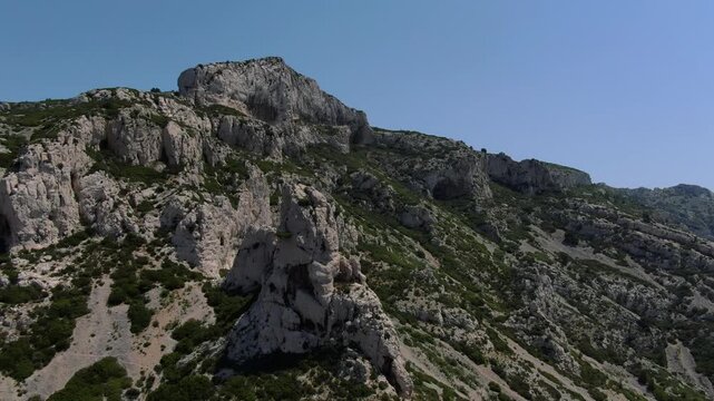 vue a&eacute;rienne de la calanque de Sormiou au sud de Marseille, en &eacute;t&eacute;, avec des bateaux dans la baie