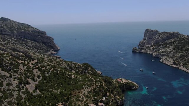 vue a&eacute;rienne de la calanque de Sormiou au sud de Marseille, en &eacute;t&eacute;, avec des bateaux dans la baie