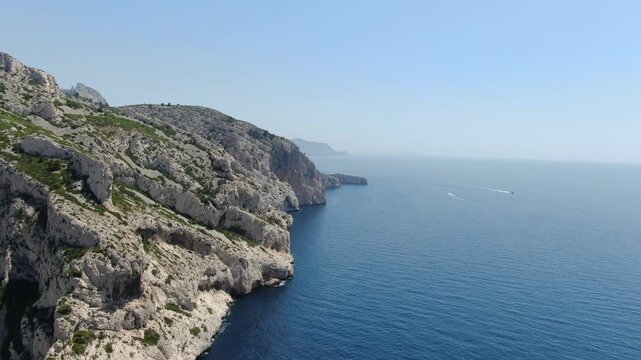 vue a&eacute;rienne de la calanque de Sormiou au sud de Marseille, en &eacute;t&eacute;, avec des bateaux dans la baie
