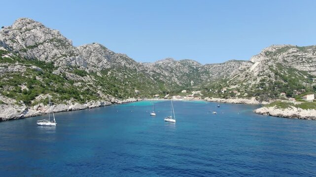 vue a&eacute;rienne de la calanque de Sormiou au sud de Marseille, en &eacute;t&eacute;, avec des bateaux dans la baie