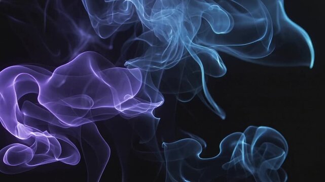 Fum&eacute;e color&eacute;e violette bleue sur fond noir abstrait _ Purple blue colored smoke swirling on black background
