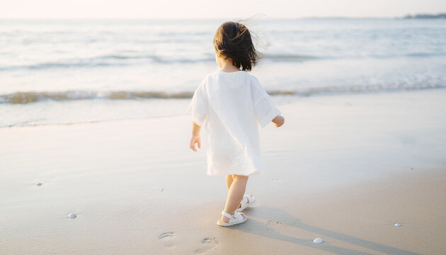 砂浜を歩く小さな子